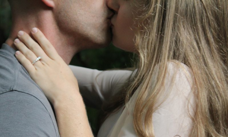Couple-dating-kissing